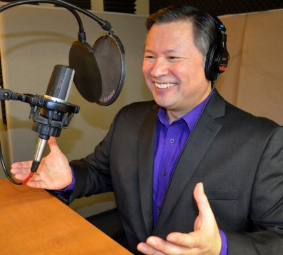 TomOnMicrophone_Studio